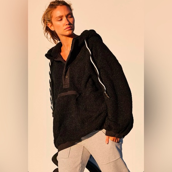 ▪️NWT Free People Fuzzy Was She Fleece Pullover in Black-M - Picture 1 of 6
